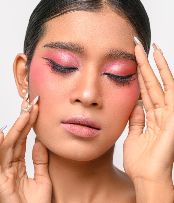 Doing Your Make-up for Social Media vs IRL: The Key Variations Doing Your Make-up for Social Media vs IRL: The Key Variations